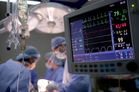 医院手术区心脏监测器和IV滴滴外科急诊室医生生活情况背景图片