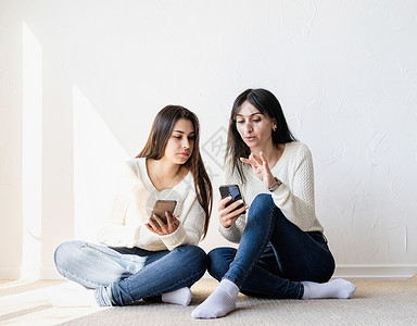 两名美女朋友 带手机送来影印品乐趣女士青年朋友们互联网细胞女孩消息友谊短信年轻的高清图片素材