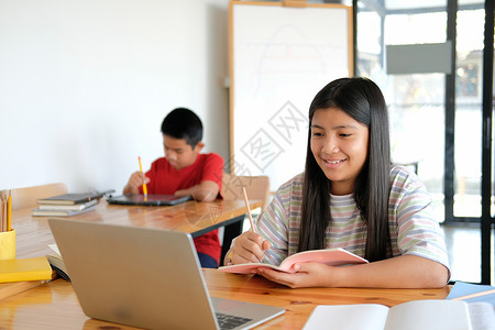 男孩女孩学生在线学习课程 在家远程会议远程教育孩子们互联网笔记本社交班级隔离学校女孩电脑视频背景图片