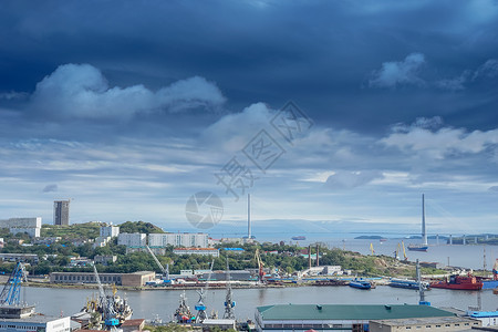 俄罗斯符拉迪沃斯托克 市风景与狄奥梅德湾的景象高清图片