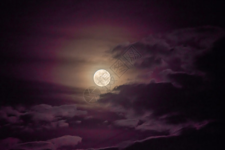 满月在天空中 有云彩时间场景天文学月球行星卫星宇宙月光蓝色戏剧性幻想高清图片素材