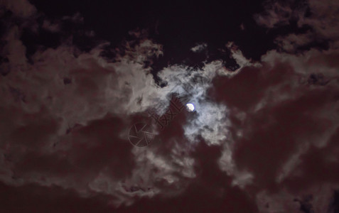 满月在天空中 有云彩天文学戏剧性时间卫星月球月光行星星星宇宙蓝色细节高清图片素材