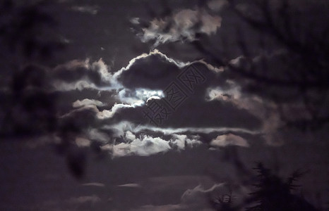 满月在天空中 有云彩天文学月球月光宇宙场景戏剧性卫星行星时间蓝色景观高清图片素材