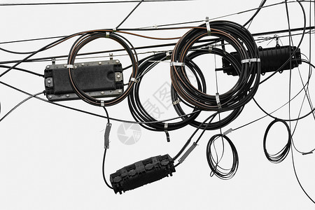 电线杆上的有线绳被缠在白色背景上 泰国曼谷城市互联网金属技术电路活力电缆力量绳索高度背景图片