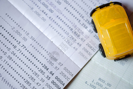 黄玩具车在最上视图上贴了一张银行通行证簿特写高清图片素材