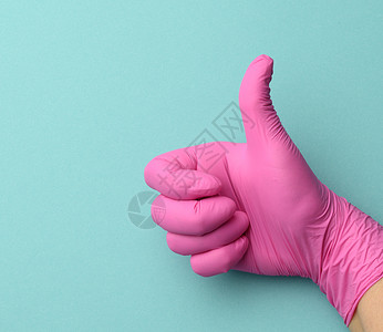 用粉红色的手套 展示右手的手势 就像蓝底背面一样背景图片
