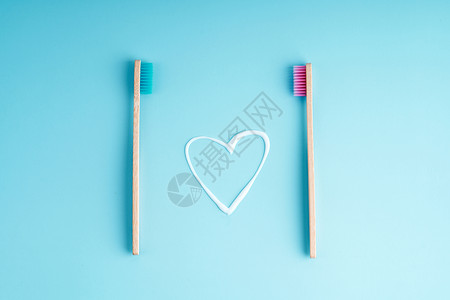 一对环保竹牙刷 全球环境趋势 不同性别的牙刷生态浴室木头生物纤维材料夫妻工具蓝色刷子牙齿高清图片素材