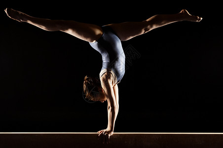 体操平衡木平衡光束上分成手立的健身房女士娱乐班级尾巴插图卡通片舞蹈运动女性竞赛背景