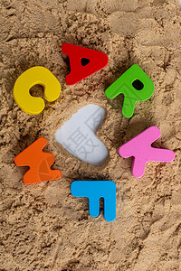 沙子上写着心形和彩色字母教育文章学者童年训练学生学习幼儿园课堂婚礼一起高清图片素材