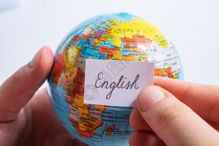手持全球使用英文文字的纸上随笔纸文化班级发音指导全球化英语地球学校学生说话美国人高清图片素材