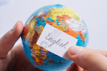 手持全球使用英文文字的纸上随笔纸知识学习全球化教育英语旅行班级说话指导语言学词汇高清图片素材