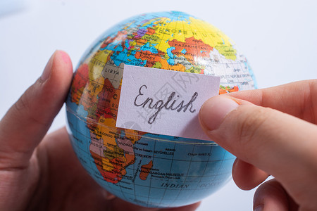 手持全球使用英文文字的纸上随笔纸语言学国家文化班级学习商业学生说话英语指导全球化高清图片素材
