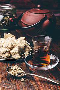 罐罐茶黑茶 咖啡杯和一汤匙的哈尔瓦茶匙乡村时间覆盆子勺子杯子草本植物花草味道饮食背景