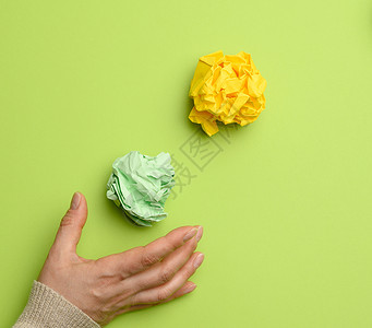 绿色背景的纸和女性手绿色 黄绿色折叠圆球背景图片