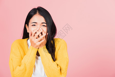 女人站立惊异 惊吓害怕的嘴盖着手掌肖像高清图片素材