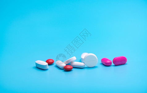 血症蓝色背景上的白色和粉红色药丸 药房横幅 医药行业 健康保险战略 医药制造 片丸生产主题 药物选择背景