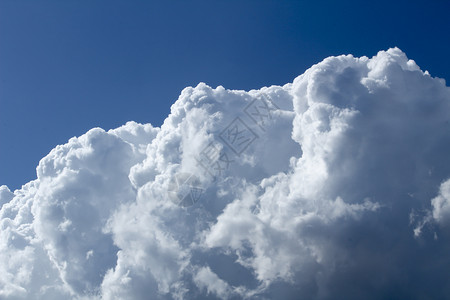 对流层美丽的天空 布满云彩风暴空气天气棉布扁豆季节蓝色积雨时间鲭鱼背景