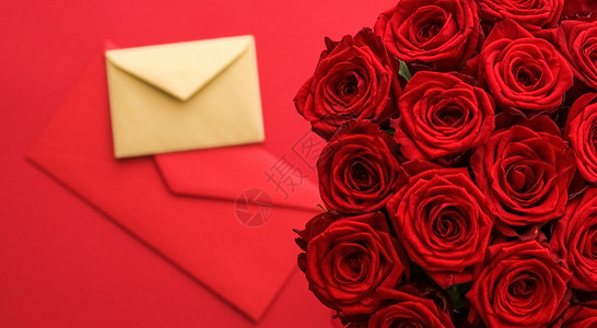 信与玫瑰情人节的情书和送花服务 红色背景的豪华红玫瑰花团和纸信封红底热情生日玫瑰卡片婚礼电子邮件平铺邀请函送货通讯背景