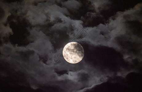 满月在天空中 有云彩天文学时间月光宇宙蓝色卫星月球戏剧性行星场景没有人高清图片素材