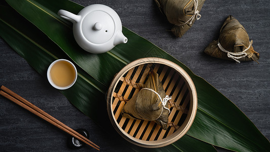 端午假期通知在深黑背景下 龙船节的松子大米面顶端景色竹子传统石板龙舟假期叶子杯子茶壶文化食物背景