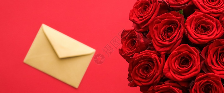 生如夏花艺术字情人节的情书和送花服务 红色背景的豪华红玫瑰花团和纸信封红底电子邮件送货花束奢华生日邮件通讯卡片玫瑰热情背景