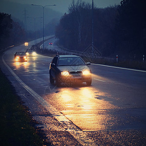 旅行的路上汽车在雾中的路上 秋季景观冬季危险的道路交通下雨薄雾运输阴霾预报运动旅行沥青车辆大灯背景