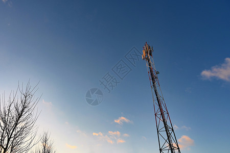 电信塔操纵电视天线无线技术无线技术互联网信号电磁细胞微波网络桅杆上网蓝色电话金属高清图片素材