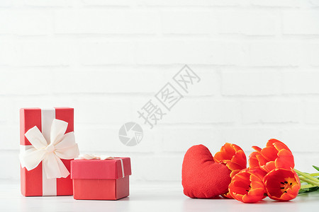 白红色郁金香母亲节礼物 特写红郁金香花束的设计概念 在白桌背景上配有礼物和心形礼物盒夫妻庆典盒子假期邀请函惊喜桌子感激大理石背景