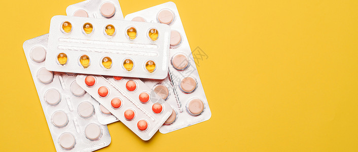 黄色背景上的一堆药片 治疗和预防 关于治疗目的的文章 治病良方 泡罩中的药丸 很多药 复制空间抗生素药品治愈药物剂量胶囊帮助疾病背景图片