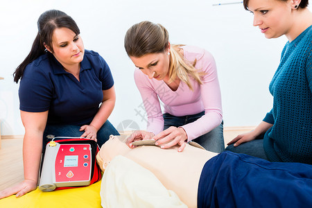急救班学员学习如何使用去纤颤器药品高清图片素材