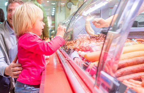 重新排序在超市肉食柜前的小孩背景