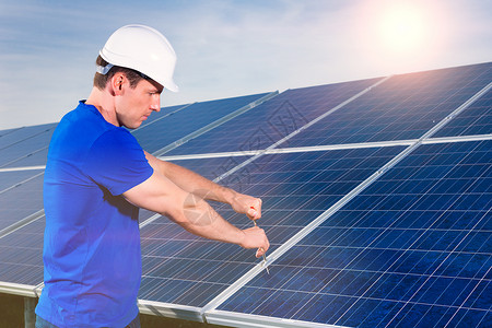 维修太阳能电池板的技术技术员气候变化工程师螺丝刀绿色气候控制板阳光电气活力力量背景图片