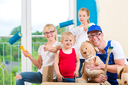 家庭搬家和修缮房屋姐姐女孩女儿硬件玩具公寓眼镜团队父亲女儿们背景图片
