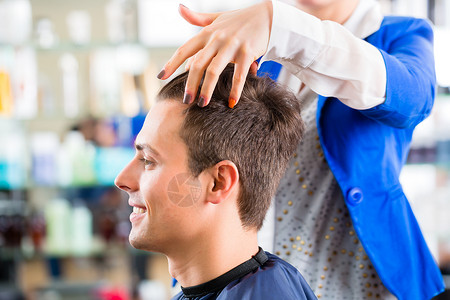 美发师在理发店剪头发发型梳子女士沙龙店铺剪刀男人造型师贸易工作人们高清图片素材