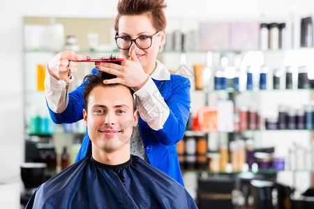 美发师在理发店剪头发男人男士造型师沙龙发型修剪理发工作剪刀女性建议高清图片素材