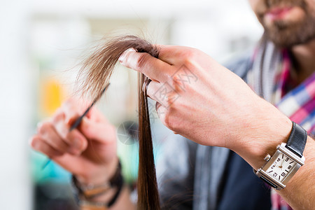 男理发师在理发店给女人剪头发理发女士造型师工作职业刘海剪刀沙龙男性男人店铺高清图片素材