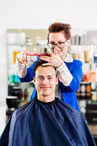 美发师在理发店剪头发男人贸易理发剪刀男士店铺工作女性造型师发型专业的高清图片素材