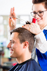 美发师在理发店剪头发理发造型师修剪职业剪刀梳子女士男士男人贸易工作高清图片素材