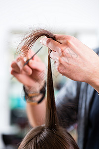 男理发师在理发店给女人剪头发理发店铺修剪剪刀发型刘海贸易梳子造型师工作沙龙高清图片素材