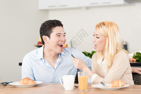 一起吃早餐的亚洲情侣食物柜台夫妻台面厨房公寓营养男人背景图片