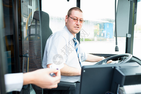公共汽车司机在公共汽车上卖票公交线路民众公车教练交通工作职业驾驶座运输男人在职的高清图片素材