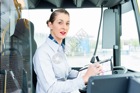 驾驶座女公共汽车司机公交线路工作职业运输销售量民众女士公共交通公车教练卖高清图片素材