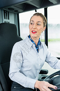 驾驶座女公共汽车司机女士工作运输公交线路公车职业民众公共交通教练销售量人们高清图片素材