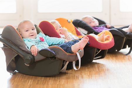 课座椅幼年婴儿组中躺在婴儿壳里的新生婴儿健身房教养男生练习座椅幼儿小组乐趣孩子们游戏背景