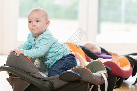 课座椅幼年婴儿组中躺在婴儿壳里的新生婴儿男生座椅课程班级父母小组团体教养乐趣女孩背景