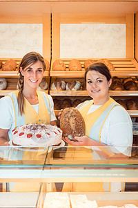 面包店有蛋糕和面包的销售妇女工作服质量团队产品职业食物糕点架子文员营业员早晨高清图片素材