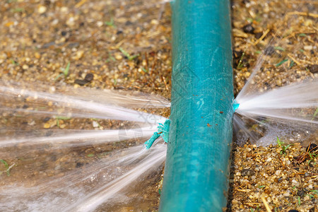 水管爆裂工业水管的洞里漏水软管治具养护飞溅花园流动危机环境硬件压力背景