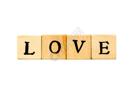 爱在木制立方体上字体字母拉丁白色烙印红色模版背景图片