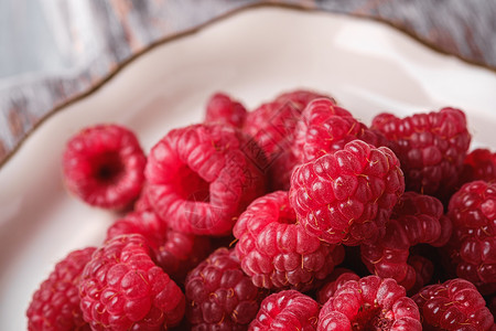白色盘子的草莓水果 健康的夏季浆果 角度视图宏高清图片