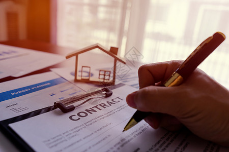 房地产经纪人房地产或银行家关于租赁 购买 贷款房屋的书面合同协议 购买房屋的报价 房地产概念的租赁合法的高清图片素材